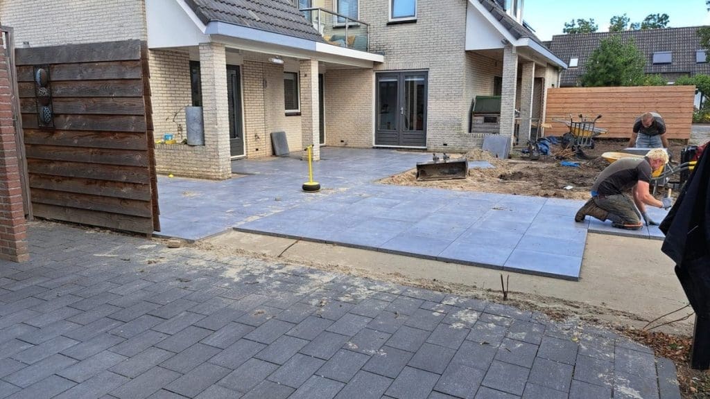 Van Gaalen hovenier tuin renovatie tegel aanleg